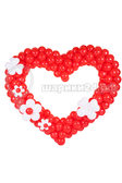 Сердце из красных шаров с белыми цветами